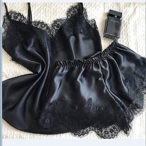 Nuevo conjunto de dos piezas de lencería negra de estilo europeo y americano, de imitación de seda, moderno y cómodo, con ribete de encaje. - Product Image 1