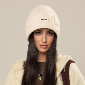 Вязаная шапка-бини с вышитой нашивкой на заказ для женщин: тепло и стиль на зиму - Product Image 3