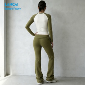 Conjunto Deportivo para Mujer, Top <span class=keywords><strong>con</strong></span> Mangas Raglán en Contraste, Pantalones de Cintura Alta y Corte Bootcut, Conjunto de Dos Piezas Personalizable - Product Image 3