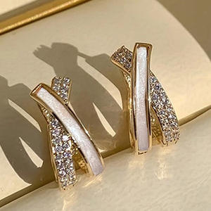 Orecchini a Cerchio Dorati da Donna, Placcati in Oro 18K, con Cristalli e Strass, Design Geometrico di Lusso per Uso Quotidiano - Product Image 3