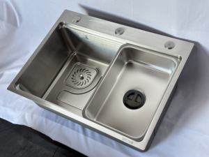 อ่างล้างจานครัวทันสมัย Lehman Creek 6045 ผลิตจากโรงงาน หนาพิเศษ 3+0.75 มม. ผลิตจากเหล็ก SUS304 แบบอ่างเดี่ยว 4 รู ติดตั้งแบบฝังใต้เคาน์เตอร์ สำหรับใช้ในบ้าน - Product Image 2