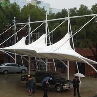 Grand abri de stationnement Lyfe multi-voitures à membrane tendue courbée, structure en membrane sur mesure