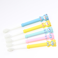Brosse à dents pour enfant de 6 à 12 ans, style manche ours cool, poils souples, protège les dents fragiles, emballage personnalisé en blister.