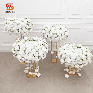 Arreglo Floral de Rosas Blancas Hechas a Mano para Eventos y Fiestas LEDA, Bola de Flores de Gran Diámetro para Bodas - Product Image 1