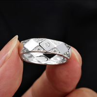 0,03 Karat Polygonaler Blumengravierter Moissanit-Ehering aus 925 Sterling Silber, GRA-Zertifiziert, Minimalistischer Vintage-Stil MR0256