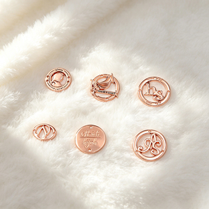Etiqueta Metálica Redonda Hueca de Aleación de Zinc en Oro Rosa, con Logotipo Personalizado, Dos Orificios, para Hijab, Bufanda, Accesorios de Ropa, Venta al Por Mayor - Product Image 1
