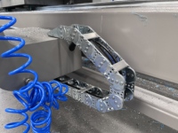 Sierra de corte CNC de doble cabezal Glasino para aluminio y PVC, con soporte para corte en múltiples ángulos, motor PLC, para fabricación de perfiles, precisa y estable.