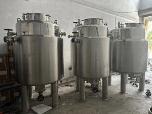 Tanque Industrial de Acero Inoxidable con Tapa Sellada y Sistema de Abrazaderas para Almacenamiento, Mezcla y Procesamiento de Líquidos - Product Image 2