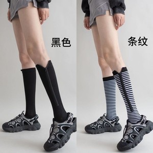 Calcetines de compresión hasta media pantorrilla para mujer con cremallera lateral, rayas negras, estilo deportivo para uso diario informal. - Product Image 3