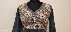Robe pour femmes à imprimé floral, longueur genou, en polyester/coton, avec jupe plissée, manches longues, col rond, décontractée, pour le printemps et l'été - Product Image 4