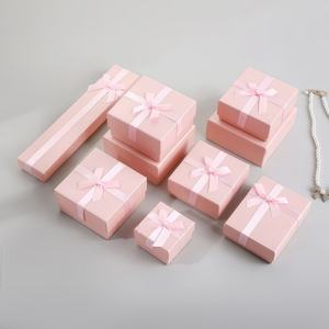 Boîte à <span class=keywords><strong>bijoux</strong></span> <span class=keywords><strong>de</strong></span> luxe en carton blanc recyclable avec couvercle et base, idéale pour la présentation personnalisée <span class=keywords><strong>de</strong></span> colliers et <span class=keywords><strong>de</strong></span> boucles d'oreilles <span class=keywords><strong>de</strong></span> <span class=keywords><strong>marque</strong></span> - Product Image 1