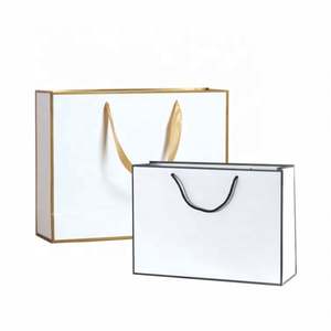 Sac de shopping en papier kraft noir et blanc avec lamination mate et logo personnalisé pour vêtements et chaussures - Product Image 1