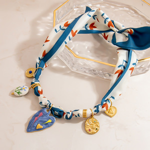 Collar de Pañuelo de Seda con Colgante en Forma de Corazón y Patrón Floral, Chapado en Oro de 18K, Estilo Vacacional, Accesorio DIY para el Cuello - Product Image 2