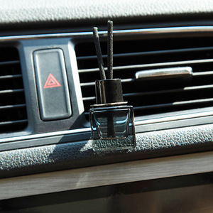 Novo Estilo 2025: Frascos Difusores de Óleo Essencial para Carro de Alta Qualidade 8ml com Tampa Preta e Clipe – Frasco Vazio para Difusor de Aroma Automotivo - Product Image 4