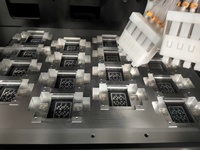 Imprimante jet d'encre X-Roland 16 têtes prenant en charge l'encre pigmentée pour papier offset couché Kraft pour la production de boîtes de carton personnalisées