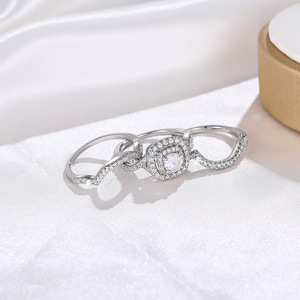 Anello di fidanzamento da donna Q024 in oro bianco con diamante taglio brillante rotondo, colore D naturale, design a halo - Product Image 3