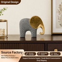 Figurine d'éléphant contemporaine en résine grise avec texture sable et oreilles dorées, sculpture animale de table pour la décoration du salon