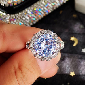 F1158 Anello di fidanzamento classico da donna con diamante sintetico taglio brillante rotondo e pietre laterali per gioielli da matrimonio - Product Image 4