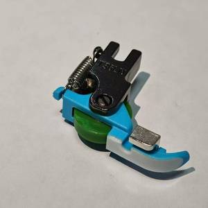 Rouleau de presse-pied à fermeture éclair réglable T36LN pour équipements de traitement des vêtements, avec rouleaux en plastique et conception anti-chute - Product Image 4