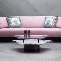 Table basse moderne de luxe en verre organique à bord ondulé irrégulier, design à niveaux avec base en marbre pour salon