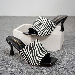 Pantuflas de Casa para Mujer QF1 Primavera 2025 con Estampado Animal y Decoración de Lazo, Chanclas de Tacón Alto Cuadrado Talla Grande - Product Image 1