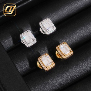 Boucles d'oreilles clous de luxe en moissanite taille émeraude, argent 925 plaqué or 18 carats, sertissage à griffes géométrique, unisexe, pour usage quotidien - Product Image 2