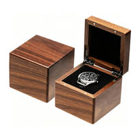 Boîte à montre simple en bois grain noyer avec fermeture magnétique, étui cadeau de présentation de montre avec logo personnalisé