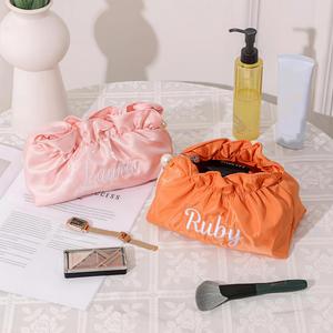 Pochette de maquillage multifonction en polyester brodée avec nom, grande capacité, personnalisée, à volants, motif nuage, pour fête nuptiale - Product Image 3