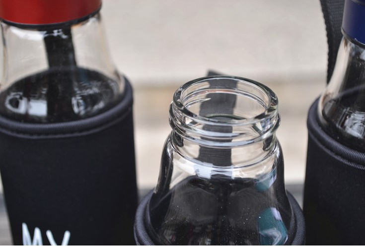 Food grade easy-taking glass water bottle with handle BPA free borosilicate glass water bottle