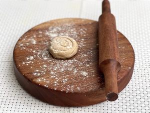 Ensemble de rouleau à pâtisserie et planche à rouler en bois de qualité supérieure pour la cuisine, la pâtisserie maison, la préparation de roti, chapati, paratha, pâtisseries et pâtes. - Product Image 5