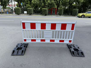 Valla de seguridad de lujo de plástico para control de multitudes, modelo de valla <span class=keywords><strong>temporal</strong></span> de gran venta en <span class=keywords><strong>Alemania</strong></span>, barrera de seguridad para el <span class=keywords><strong>trabajo</strong></span> y la seguridad vial. - Product Image 2