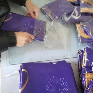 ธงพิมพ์ลายตามสั่ง ธงแขวน ธงโพลีเอสเตอร์พิมพ์โลโก้ พิมพ์ซิลค์สกรีน สไตล์กีฬา สำหรับงานส่งเสริมการขาย - Product Image 2