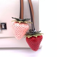 Grensoverschrijdende nieuwe aanwinst 3D aardbeienhanger hars kinderlijk cartoon Instagram-stijl vers fruit groente kleurrijk patchwork