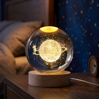 Lampe de Chevet LED USB Moderne à Changement de Couleur avec Boule de Verre Gravée en 3D Planète, Base en Bois, Décoration Maison, Cadeau