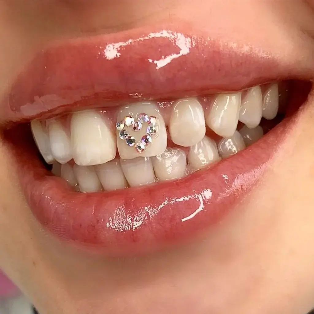 Vendita calda dentaria diamante farfalla dentaria gemme di vari colori a forma di pietra di cristallo senza piombo gioielli con denti