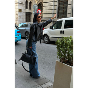 Chaqueta de piel de oveja negra extragrande para mujer, acolchada, con flecos y decoraciones de plumas, con capucha, de spandex, personalizada para primavera y otoño - Product Image 1