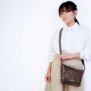 Bolso de Hombro Pequeño Nume - Cuero Genuino con Cierre de Cremallera, Estilo Portátil para Dama - Product Image 1