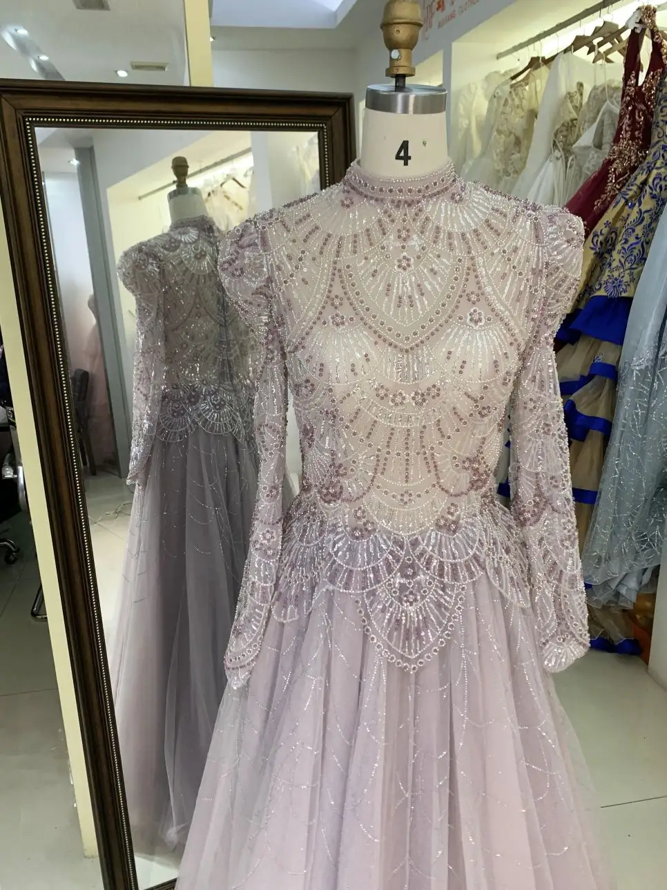 Neues Großhandel Perlenläufer langärmliges Abendkleid für Mädchen elegante Frau Luxus 2025