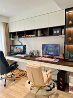 Bureau d'ordinateur d'angle pour gagner de la place |   Table de jeu en forme de L avec étagères |   Poste de travail personnalisé pour bureau à domicile
