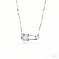 Collier de conception d'aiguille en argent pur 925 en gros d'usine, article en or plaqué rhodium, collier pendentif en argent 925 pour filles