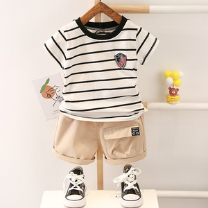 ชุดเสื้อผ้าเด็กผู้ชายลำลอง ชุดเสื้อยืดแขนสั้นลายทางพร้อมกางเกงขายาว - Product Image 1