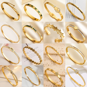 กำไลข้อมือแบบสแนปรูปโคลเวอร์สี่แฉกประดับเพชรสำหรับผู้หญิง ชุบทอง 18K ดีไซน์เรียบหรู - Product Image 4