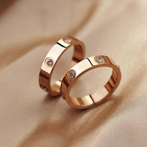 Anillo de 4 mm de Ancho con <span class=keywords><strong>6</strong></span> Diamantes, Anillo de Circonio, Joyería Clásica de Moda, Anillos de Diamantes de Acero Inoxidable Dorado - Product Image 5