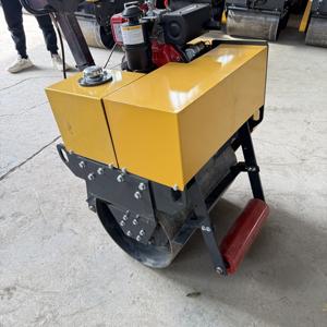 Handgeführte <span class=keywords><strong>Mini</strong></span>-Straßenwalze für Straßeninstandhaltung und Verdichtung – Dieselmotorbetrieben, tragbare Straßenwalze - Product Image 3