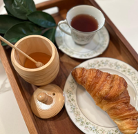Cuillère à miel en bois de hêtre avec pot à miel pour servir le miel, le thé, le café, le petit-déjeuner, sur la table, naturel