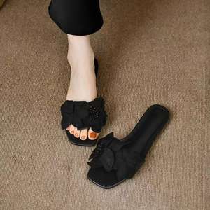 รองเท้าแตะเปิดนิ้วลายดอกไม้ขนาดใหญ่แบบใหม่ พื้นรองเท้าแบนกันลื่น ระบายอากาศได้ดี สวมใส่ง่าย เหมาะสำหรับการสวมใส่แบบสบายๆ - Product Image 4