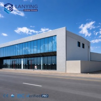 Bâtiment de bureaux préfabriqué à plusieurs étages en structure métallique, espace commercial avec système de façade rideau en verre moderne
