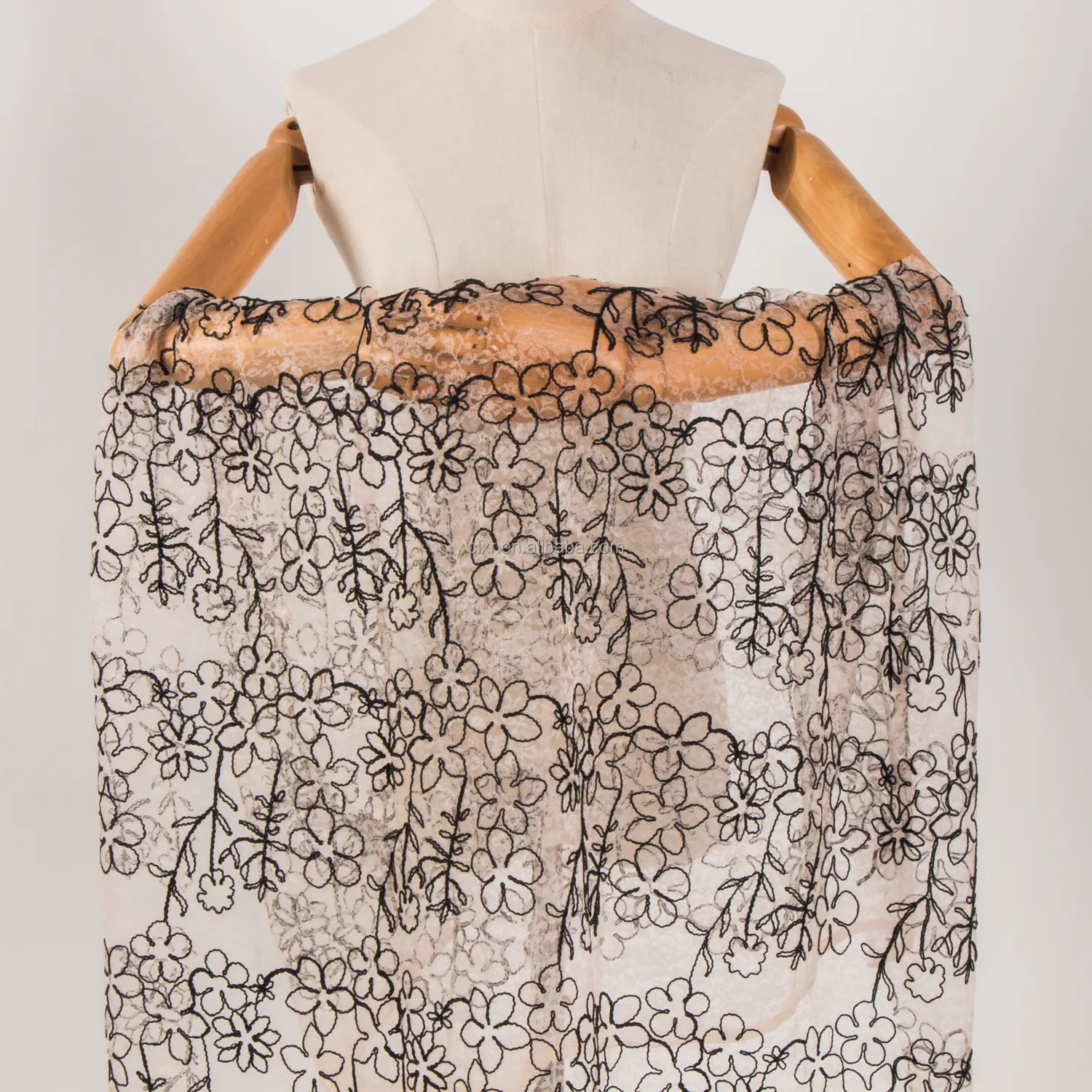 लक्जरी कस्टम डिजाइन मोटी धागा कढ़ाई 3d Tulle फीता के लिए 100% पॉलिएस्टर कपड़े दुल्हन की पोशाक