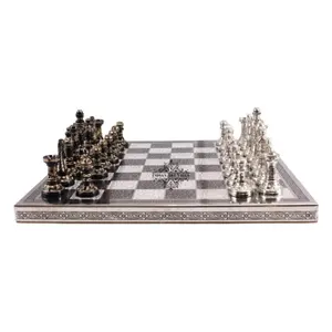 设计师黄铜象棋以批发价格手工收藏的黄铜象棋与银色和黑色的棋子供应商 & 制造商