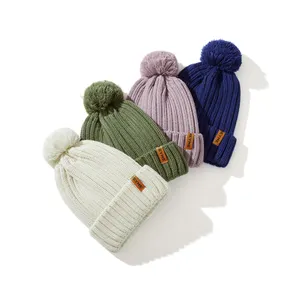 2024 personalisierte Bio-Baumwolle Baby-Beanies/Anpassbare Lederaufnäher Pom Pom Beanie Hüte